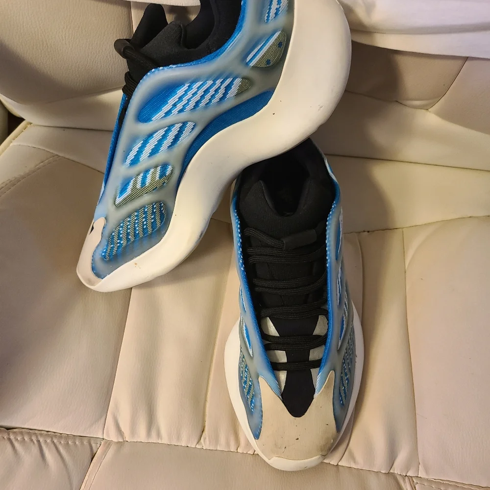 Adidas Yeezy 700 V3 Sneakers